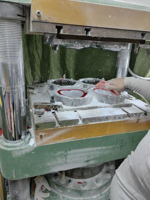 食品等級の尿素の鋳造物の混合物はテーブルウェアのためのC3H6N6を粉にする