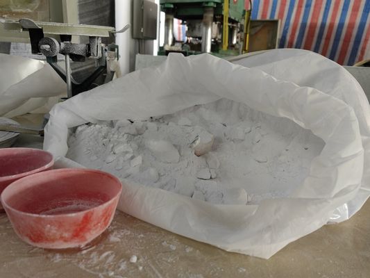 99.8%純度のメラミン原料のC3H6N6産業等級1.625g/cm3密度